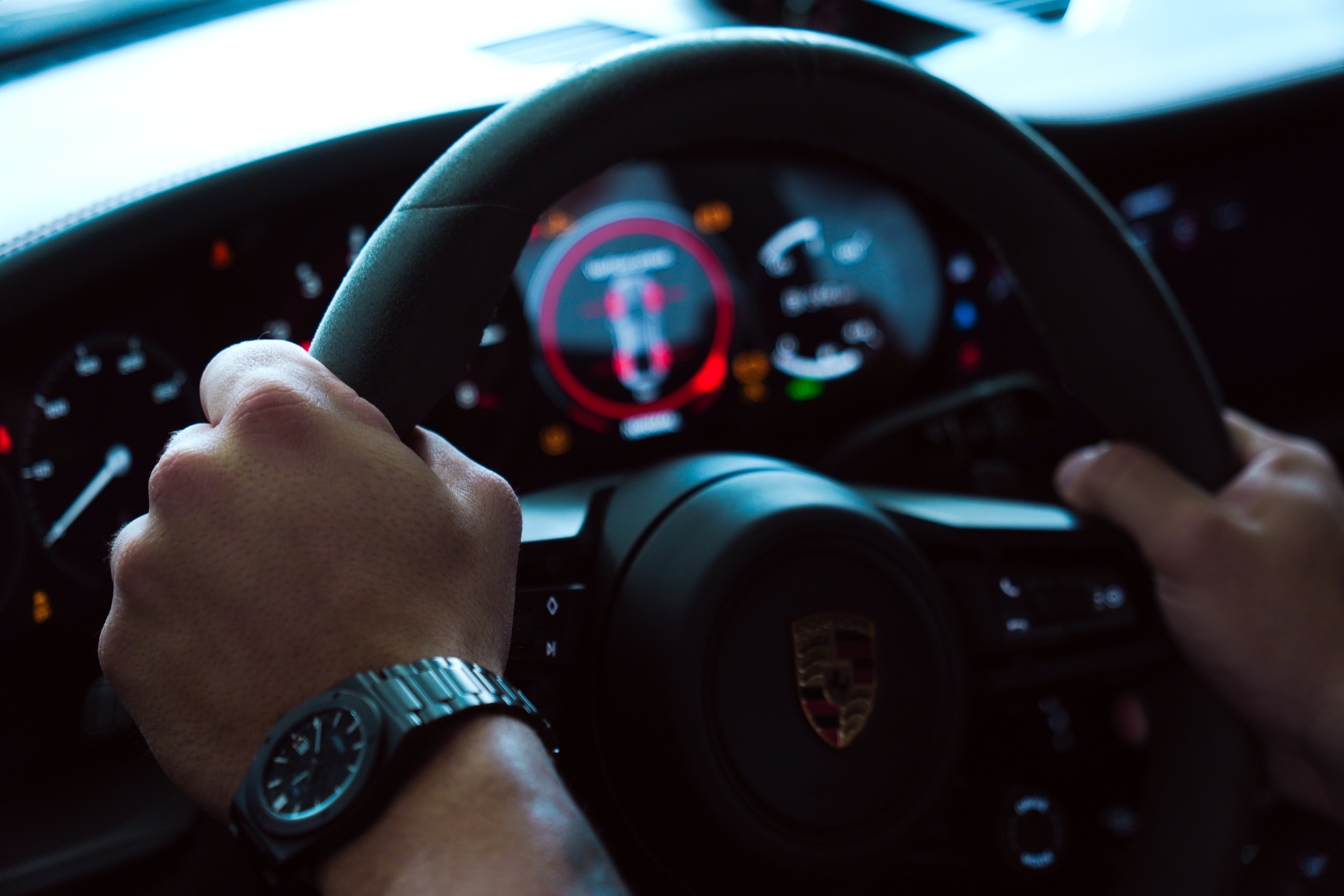 Cockpit de um Porsche em condução