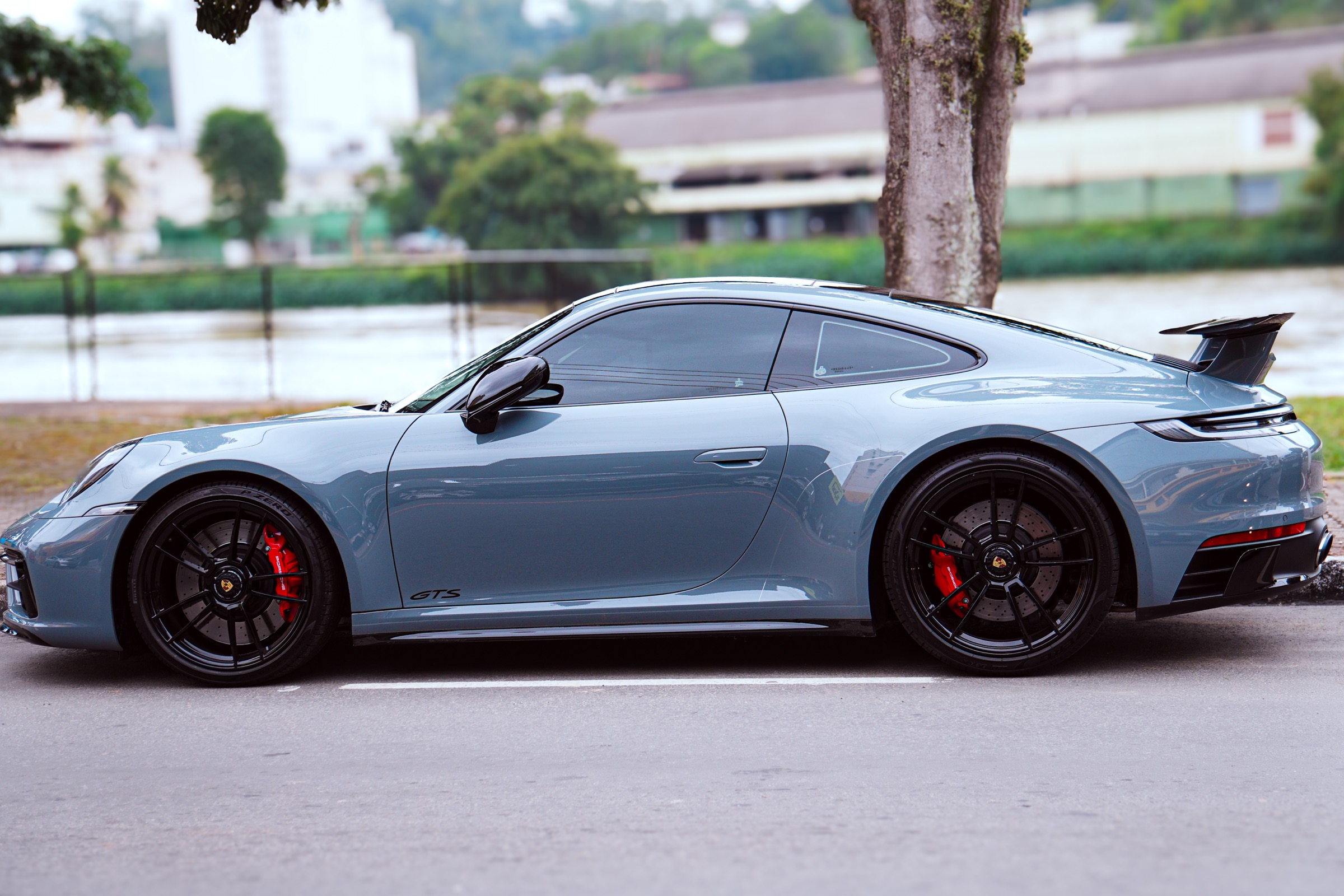 Porsche 911 GTS cinza em destaque