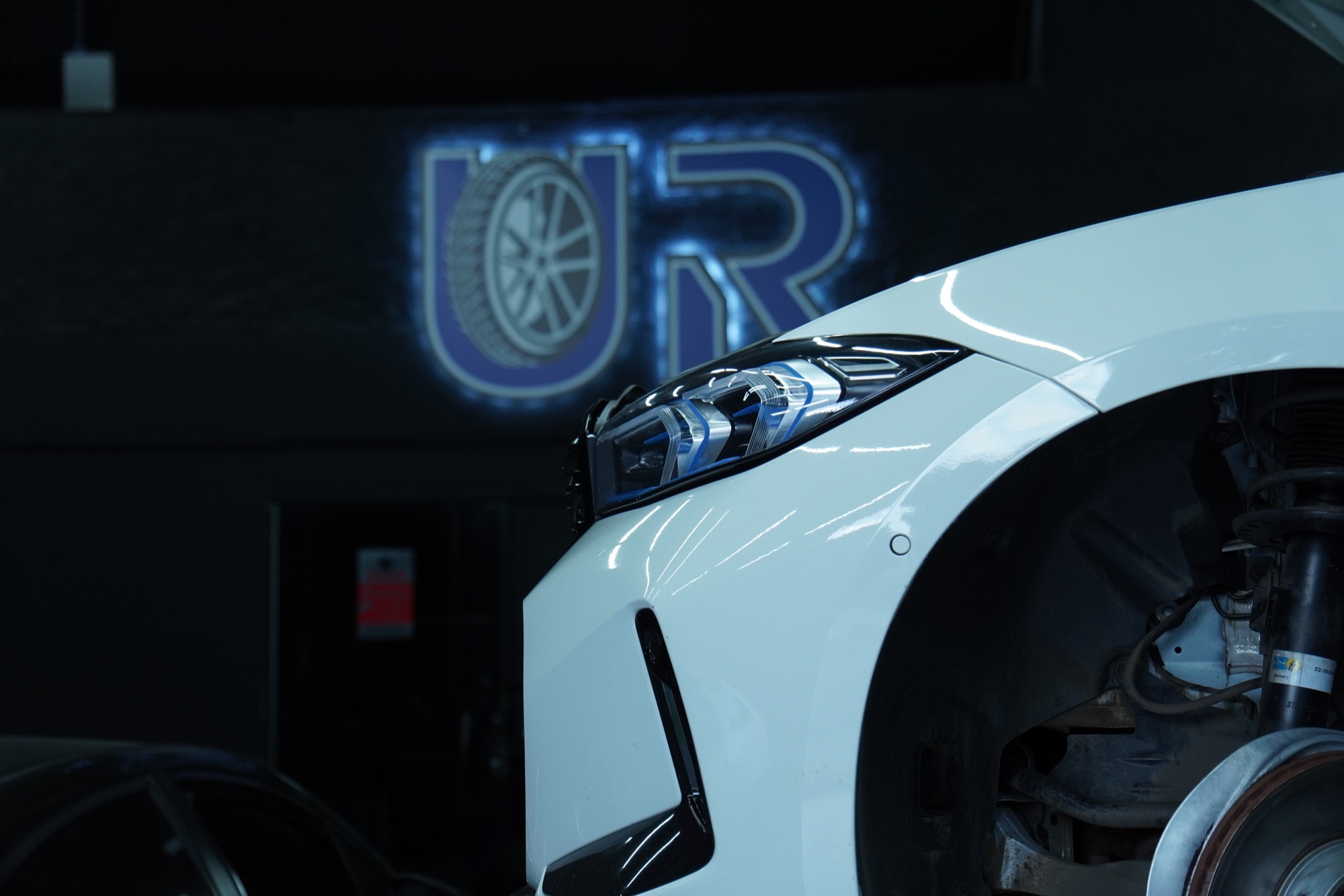 Veículo premium em manutenção na oficina UR Car